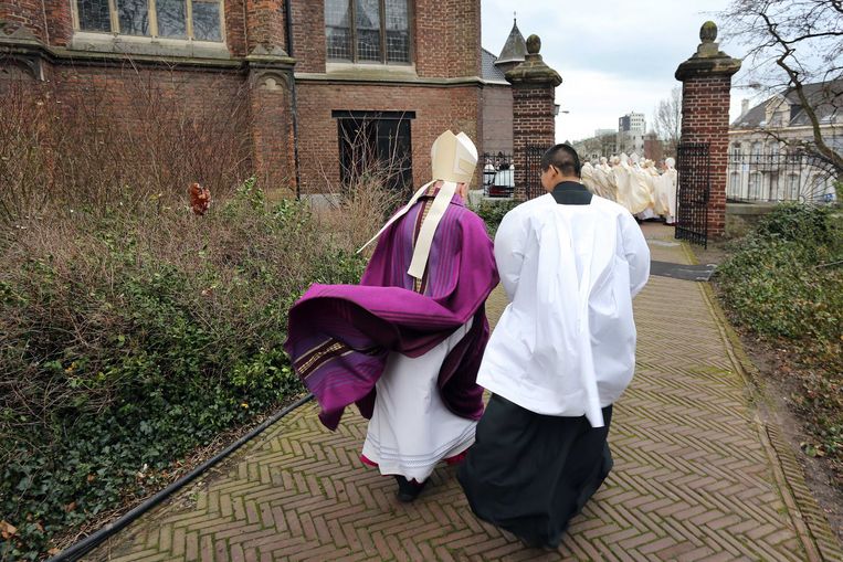 Bisschop Frans Wiertz op weg naar de eucharistieviering. Beeld ANP