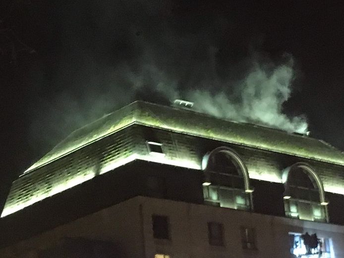 Er was grote rookontwikkeling, één hotelgast raakte zwaar bevangen door de rook.