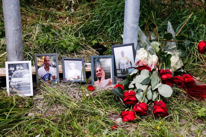 Bloemen en foto's op de plaats bij de A59 bij Made waar twee mensen verongelukten.