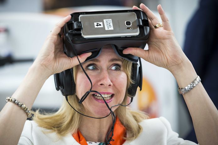 Staatssecretaris Mona Keijzer met een virtual reality bril tijdens de Hannover Messe eerder dit jaar. VR-toepassingen zullen met 5G een grote vlucht nemen.