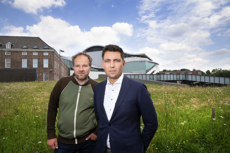 Wethouder Tim van het Hof (rechts) en stadsecoloog Rombout van Eekelen in het Chassé Park. Beeld Ton Toemen