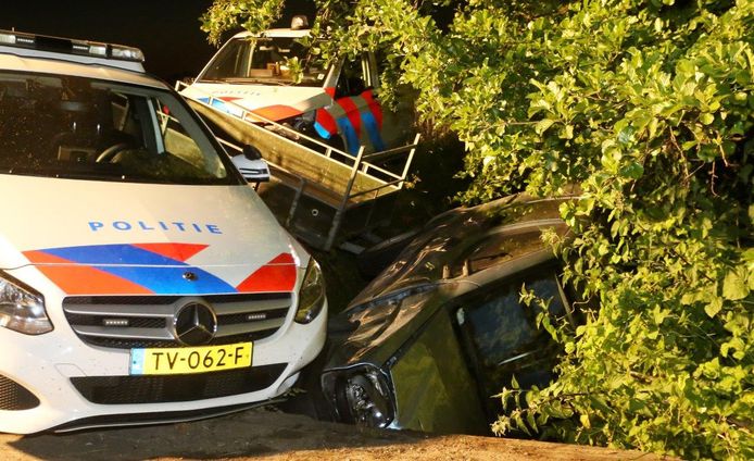 De vluchtauto in de sloot langs de N831 tussen Alem en Velddriel.