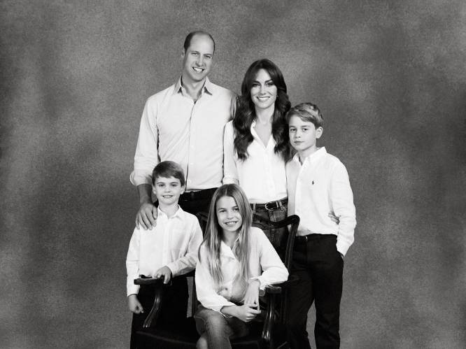 Sobere kerstkaart in zwart/wit van Britse Royals: alleen blote benen bij kleine prins Louis