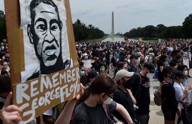 Duizenden mensen staan al klaar om de hele dag door de Washington te trekken Beeld AFP