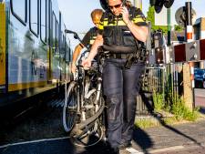 Jonge fietser ontkomt aan botsing met trein, treinen rijden weer tussen Breda en Tilburg