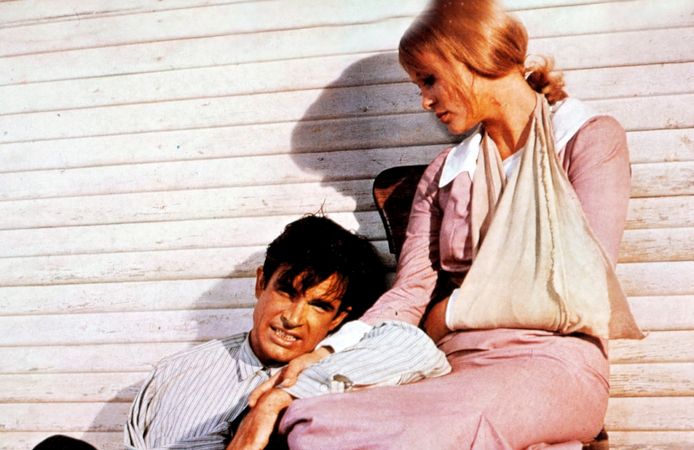 Warren Beatty (Clyde Barrow) en Faye Dunaway (Bonnie Parker) in 'Bonnie and Clyde' uit 1967