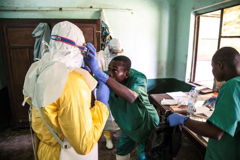 Er zijn nu 44 mensen met symptomen van hemorragische koorts, waarvan er drie bevestigd zijn als ebolagevallen. Er vielen ook al 23 doden. Beeld AFP