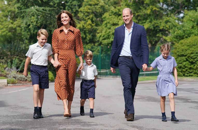 Kleintjes worden groot: William, Kate en de kids glunderen tijdens bezoek aan nieuwe school Beeld BrunoPress/PA Images