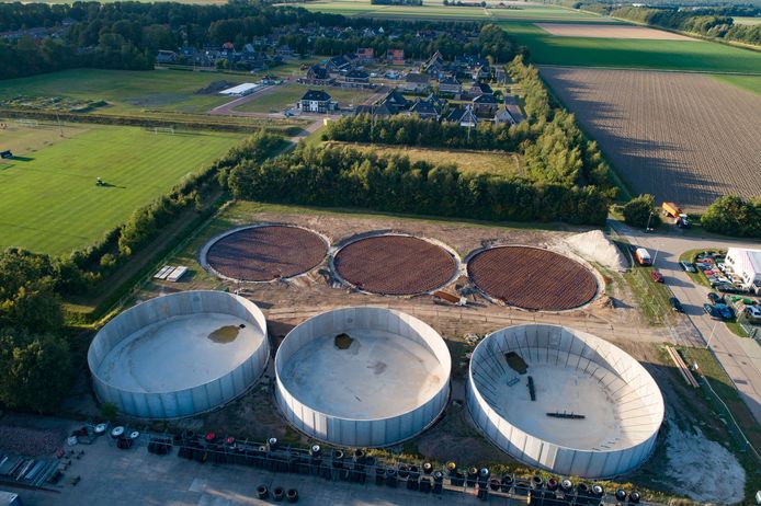 De mestsilo’s van Gromes Plender in aanbouw in Bant.
