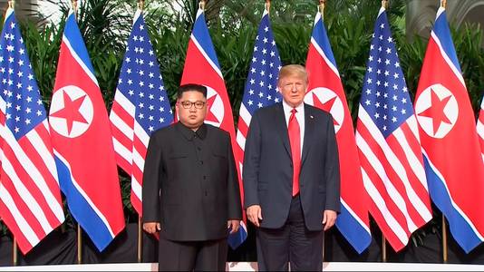 Trump en Kim poseren samen.