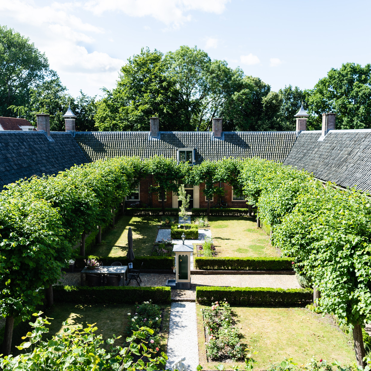 Binnentuin van het Wildemanshofje in Alkmaar.  Beeld Katja Poelwijk