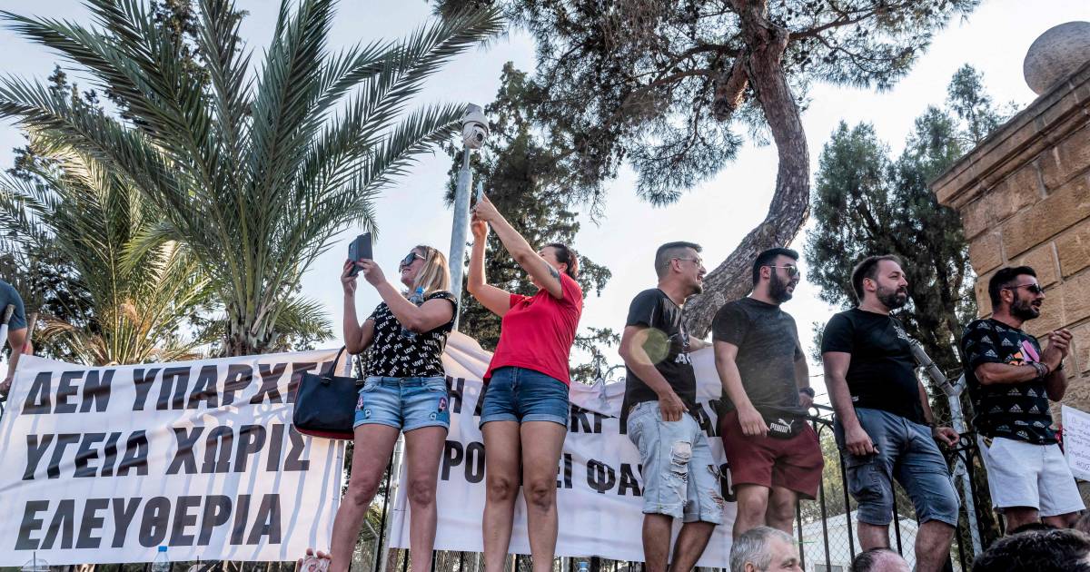 Un canale televisivo attaccato durante le proteste contro le misure Corona a Cipro fuori dal paese