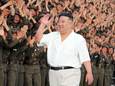 De Noord-Koreaanse leider Kim Jong-un wordt begroet door militairen tijdens een militaire parade.