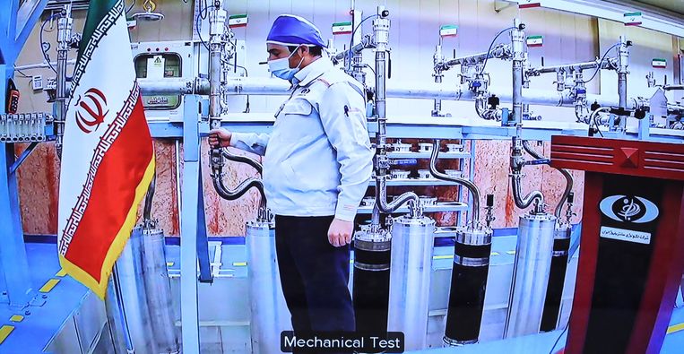 Een medewerker in de nucleaire installatie van Natanz tijdens een presentatie op de Nationale Nucleaire Technologiedag, in 2021. Het beeld is ter promotie verspreid door de Iraanse autoriteiten. Beeld ANP / AFP