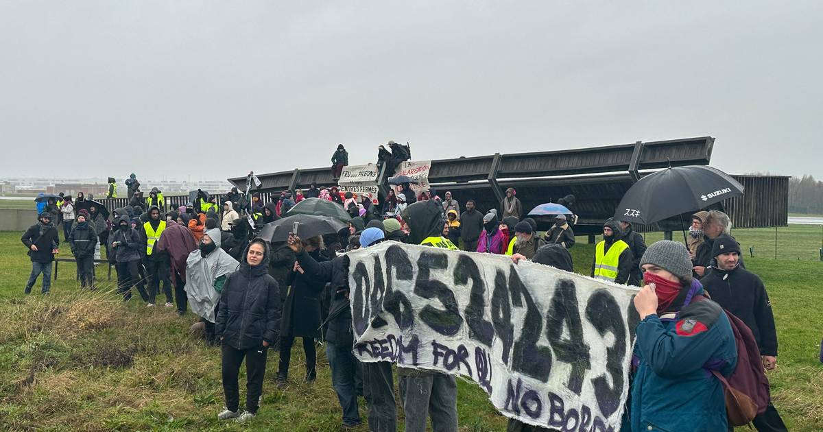 PROTEST AAN GESLOTEN CENTRUM IN STEENOKKERZEEL NA OVERLIJDEN VAN visual data 7