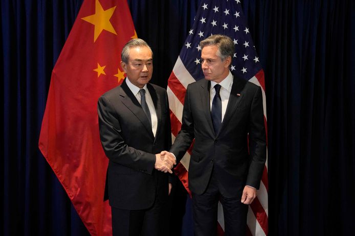 De Amerikaanse minister van Buitenlandse Zaken Antony Blinken (R) schudt de hand van de Chinese topdiplomaat Wang Yi, tijdens hun vergadering in de loop naar de bijeenkomst van de ministers van Buitenlandse Zaken van de Associatie van Zuidoost-Aziatische Staten (ASEAN) in Jakarta.