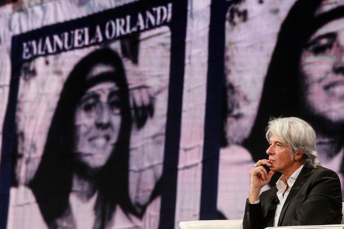 Pietro Orlandi, de broer van de in 1983 verdwenen Emanuela met een foto van zijn zus op de achtergrond in 2018.