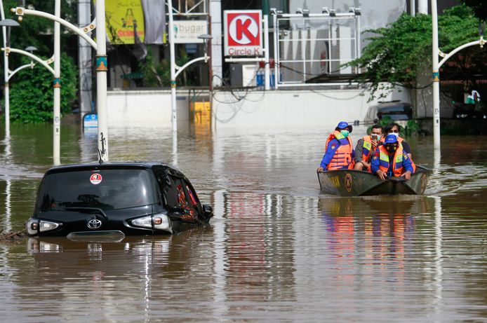 In Jakarta staat het water op sommige plaatsen tot twee meter hoog.