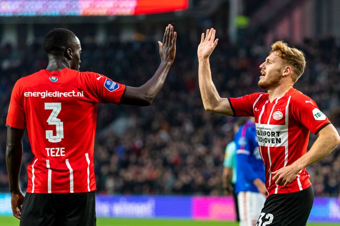 Jordan Teze en Yorbe Vertessen, twee spelers die PSV meer dan tien jaar heeft opgeleid.