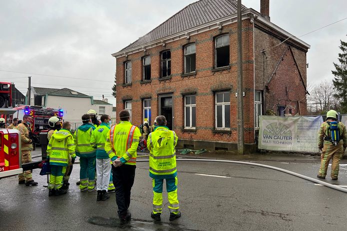 Ambulanciers en MUG-personeel bleven aanwezig tot zeker was dat niemand aanwezig was in het gebouw.