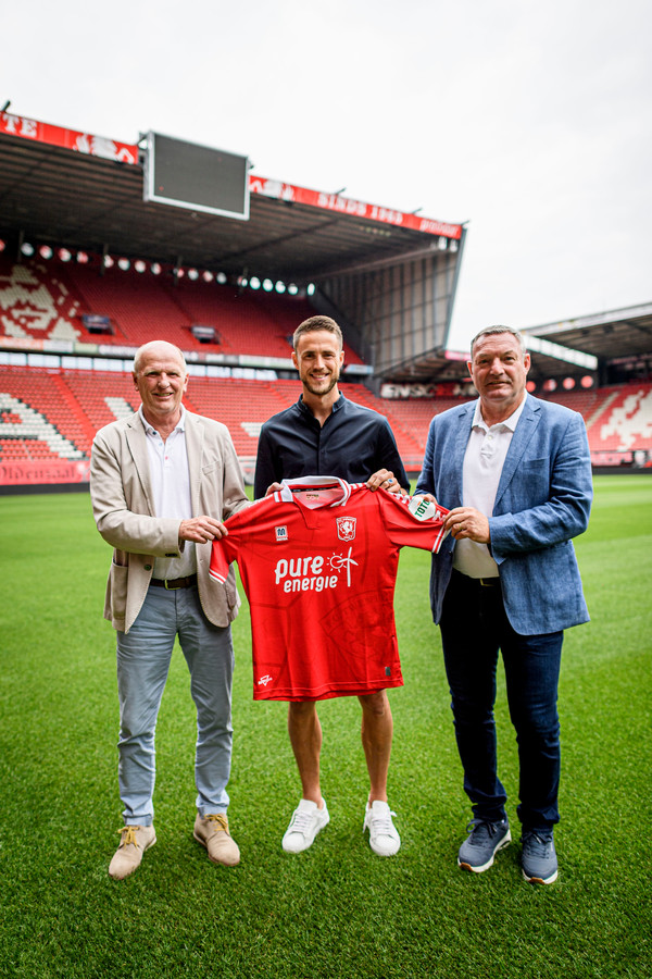 Het Is Rond Van Wolfswinkel Is De Nieuwe Spits Van Fc Twente Foto Tubantia Nl