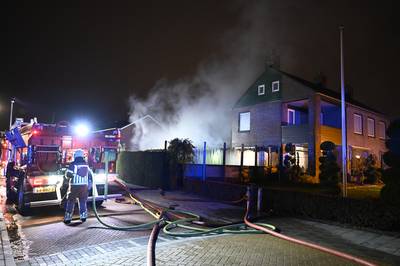 Grote brand verwoest auto en carport bij woning in Wierden