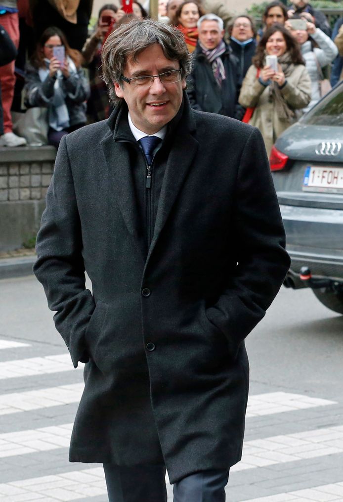 Carles Puigdemont op straat in Brussel.