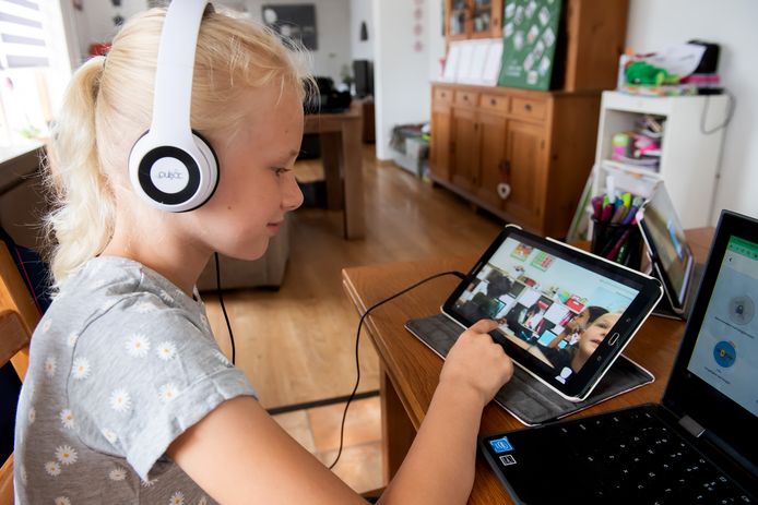 Emma volgt thuis de lessen via een robot in de klas. Deze kan ze zelf besturen via de tablet.
