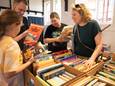 Yfke en haar ouders krijgen op de teruggekeerde boekenmarkt advies van Alexander van der Kallen.