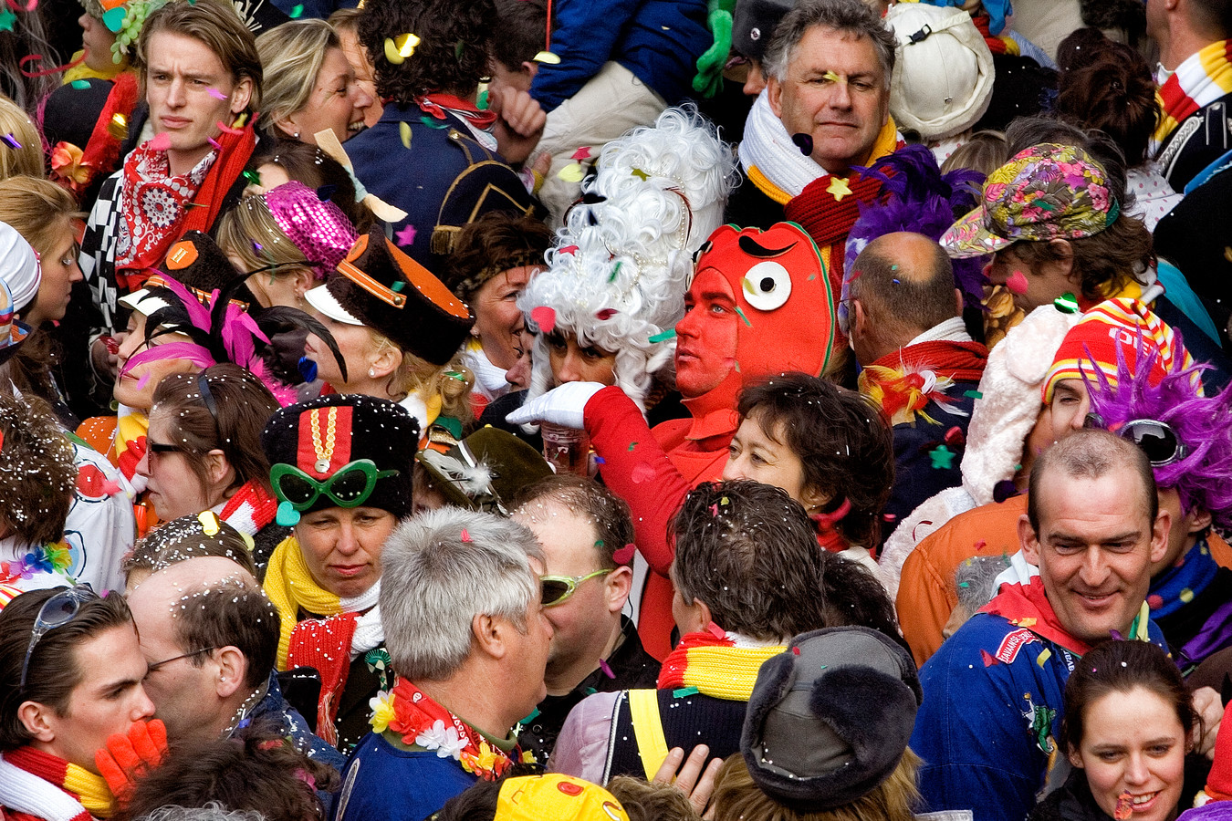 Nederland,  Den Bosch, oeteldonk, de bossche carnaval in de Korenbrugstraat