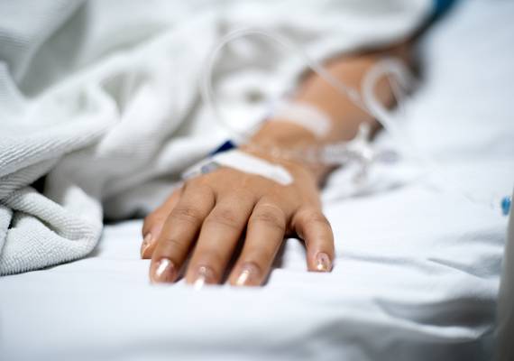 Annemarie (63): “Ik belandde na mijn tweede vaccinatie tóch met corona in het ziekenhuis”