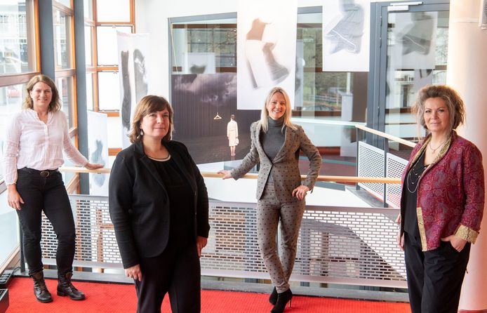 Het bestuur van SchouwArt (vanaf links): Gemma Drohm, Renata de Frankrijker, Maaike Hesselink en Anita Boerrigter. De stichting (in oprichting) hoopt dat politiek Hengelo kiest voor een vaste kunstzaal en dat zij daar dan in de schouwburg een invulling aan mag gaan geven.