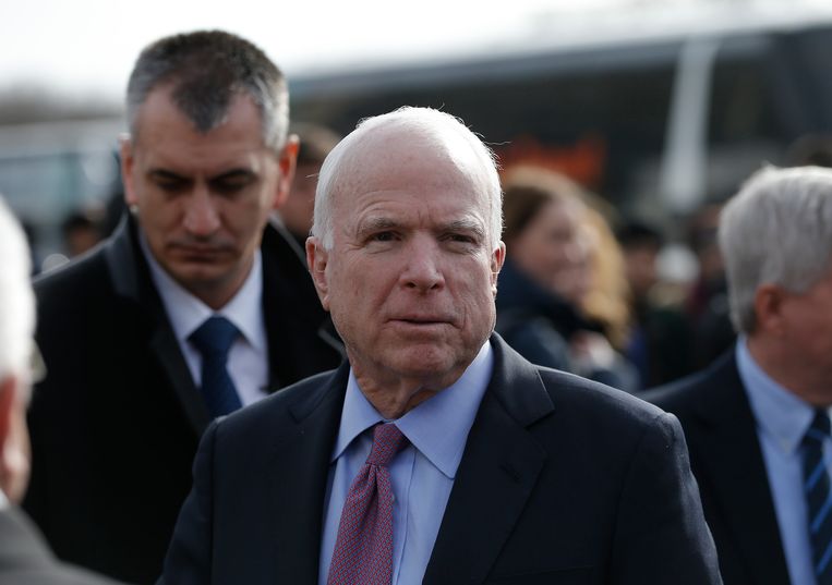 John McCains trouw was tot nu toe naar eigen zeggen ingegeven door respect voor de Republikeinse kiezers. Maar er speelde zeker ook politiek lijfsbehoud mee: McCain moet knokken voor zijn herverkiezing in Arizona. Beeld REUTERS