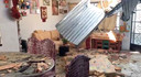Schade na de aardbeving in een huis in Moyobamba, Peru.