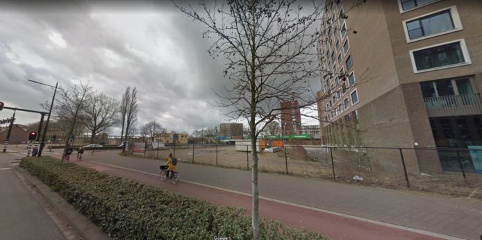 Hoek die al jaren wacht op invulling, links de ingang van het Spoorpark, rechts Talent Square.
