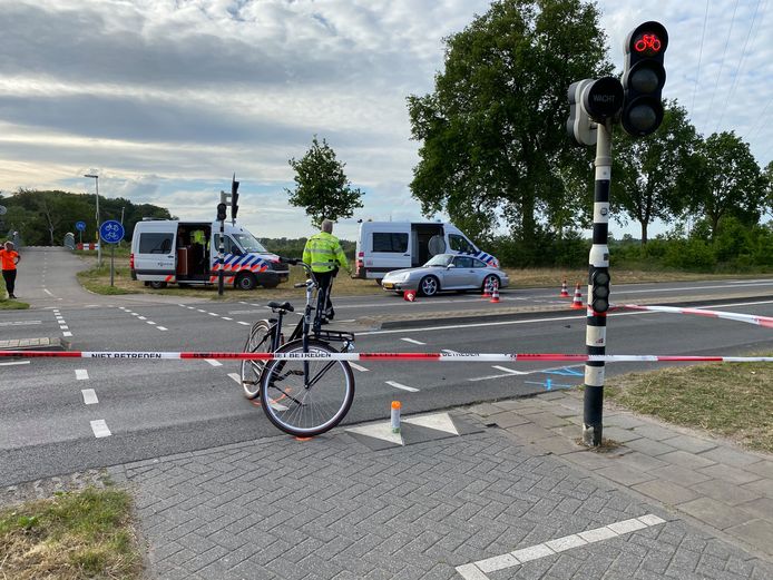 Het ongeval gebeurde op de oversteekplaats op de kruising van de Oerdijk met de N348.