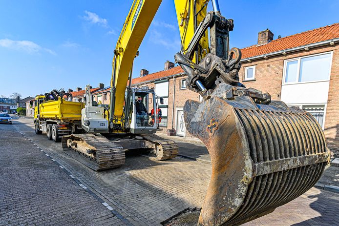 In de Hertshoornstraat is maandag het opknappen van riolering en straatwerk begonnen, als onderdeel van de metamorfose van de wijk Gageldonk-West. Wethouder Patrick van der Velden mocht de graafmachine bedienen.