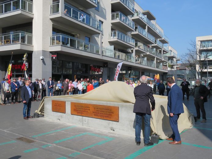 Burgemeester Kris Declercq, cultuurschepen Mieke Vanbrussel, voorzitter van de vzw Albrecht Rodenbach Rudi Ghequire en kunstenaar Isidoor Goddeeris onthulden het waterkunstwerk.