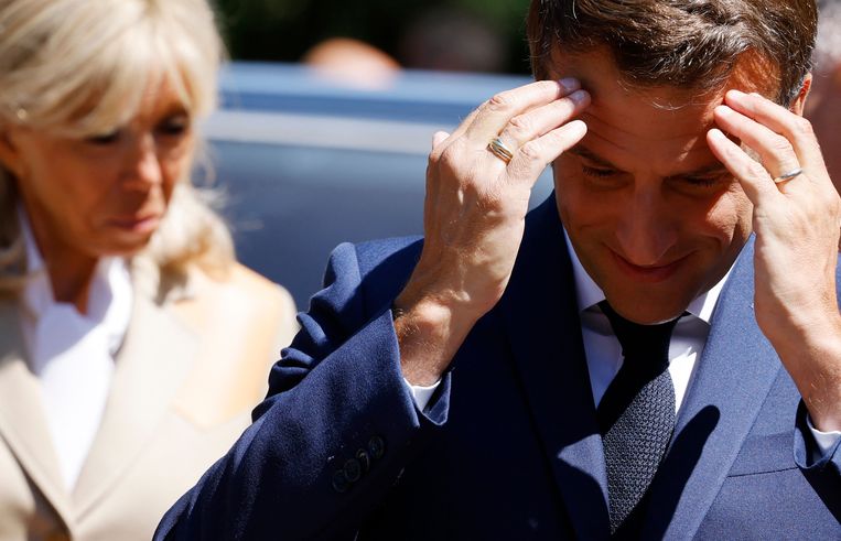 Emmanuel Macron (r.) en zijn echtgenote Brigitte. Beeld AFP