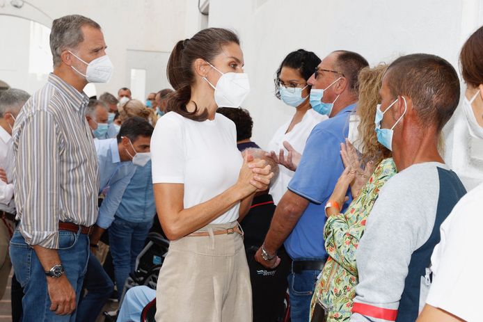 Il re di Spagna Filippo VI e la regina Letizia conversano con gli sfollati.