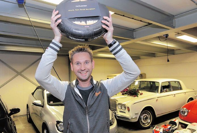 Mark Stroop is blij met de kaas die hij heeft gekregen van Old Amsterdam