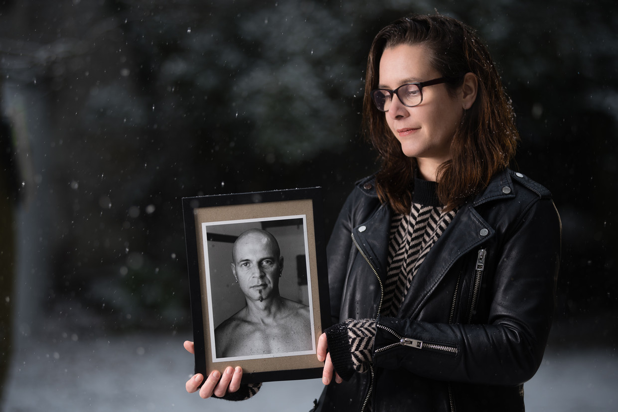 Donor Detective Steph Raeymaekers met een foto van haar overleden donorvader Marc. Beeld Geert Peeters