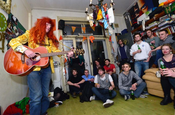 Archieffoto 2015:  Het jaarlijkse Stukafest in Huize Probitas. In een overvolle keuken niemand minder dan Herman George van Loenhout beter bekend als Armand, de Nederlandse protestzanger die met "Ben ik te min"