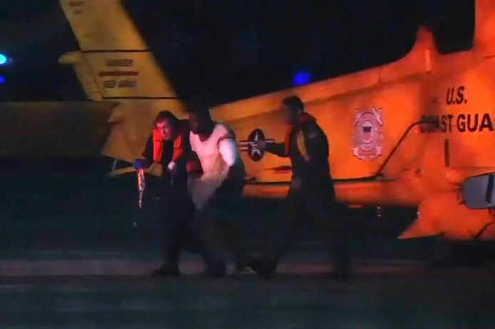 Gewonden worden vanuit een ziekenhuis in Great Abaco Island geëvacueerd met een helikopter van de Amerikaanse kustwacht.