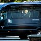 In geblindeerde busjes gaan topmannen uit het bedrijfsleven op bezoek bij Rutte, in de Tweede Kamer groeit de frustratie