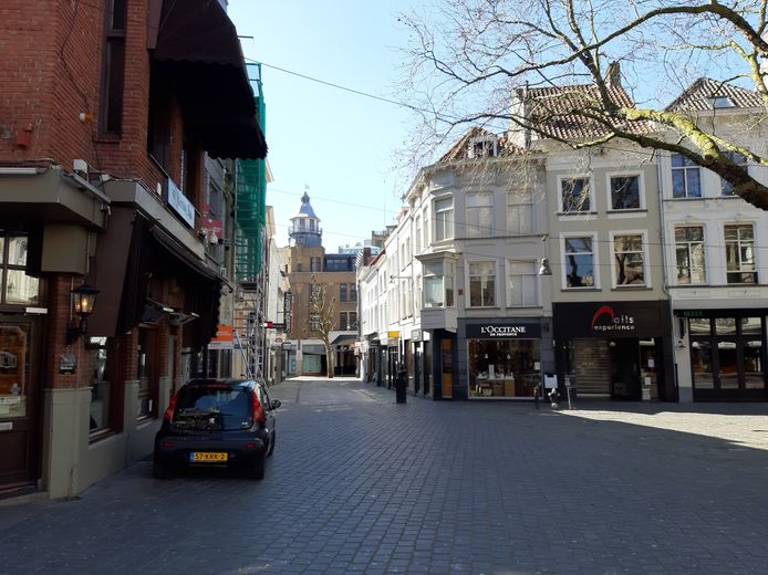 Lege straten en een leeg winkelcentrum Barones tijdens de coronacrisis waarbij mensen is geadviseerd zoveel mogelijk thuis te blijven en alleen naar buiten te gaan als het moet.