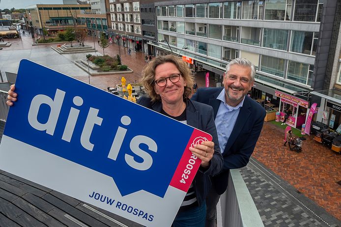 Saskia Nieuwesteeg en Ad Dekkers tonen de ROOSpas.