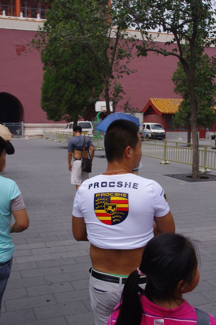 Een t-shirt van het Duitse sportwagenmerk 'Procshe'.