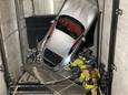 Une Ferrari détruite après une grosse chute dans l’ascenseur d’un concessionnaire en Floride