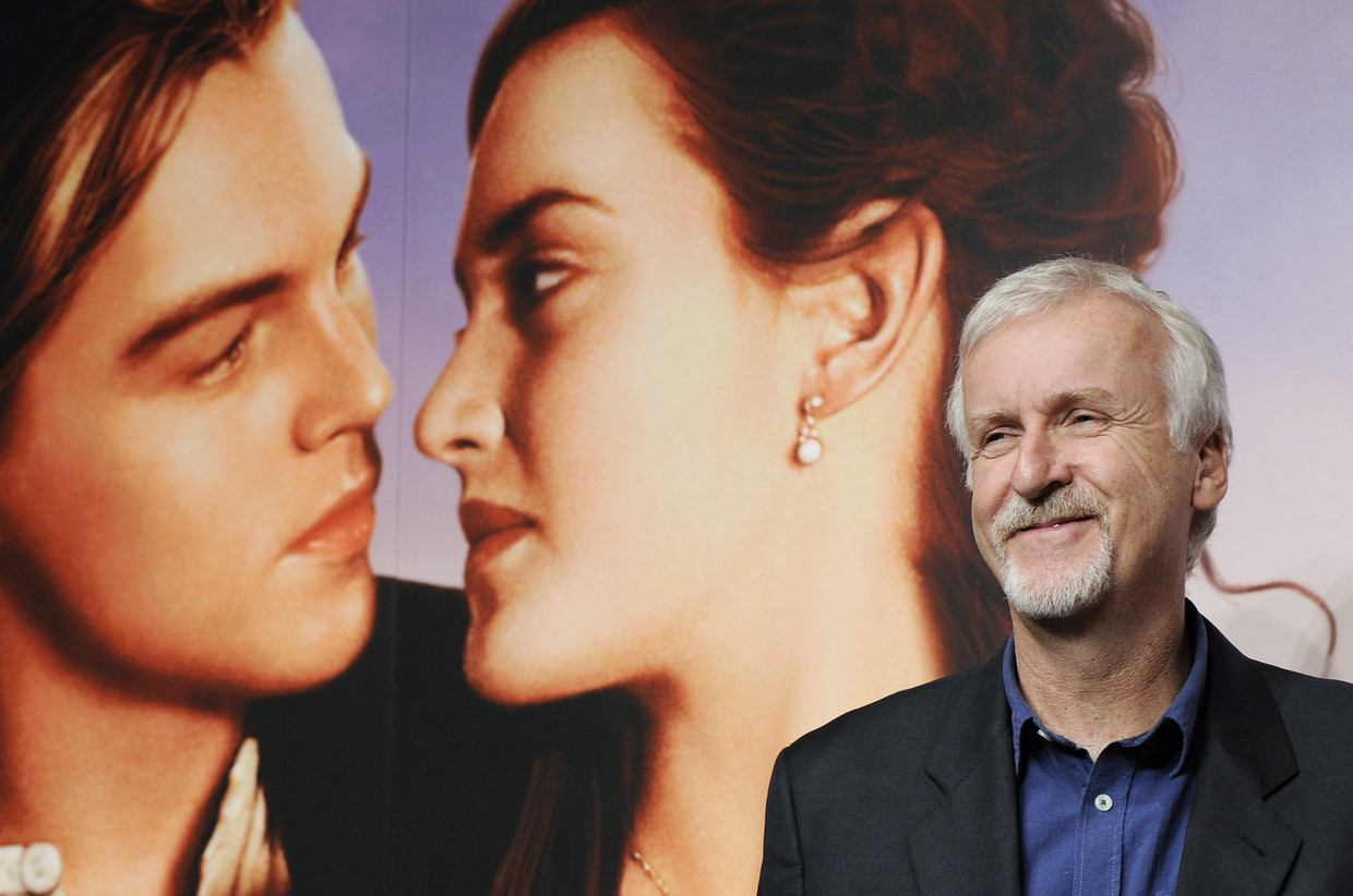 James Cameron voor een promobeeld van Leonardo DiCaprio en Kate Winslet in 'Titanic'. Beeld EPA
